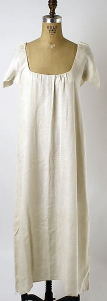 a late 18th century women's chemise made of linen