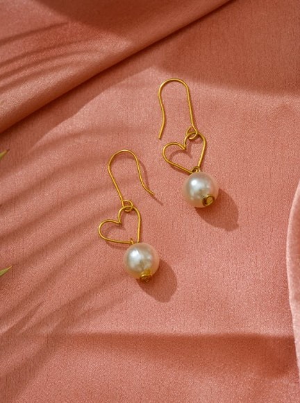 A pair of pearl ang gold earrings