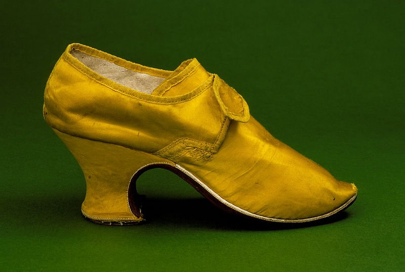 Woman's_yellow_silk_shoes_1760s