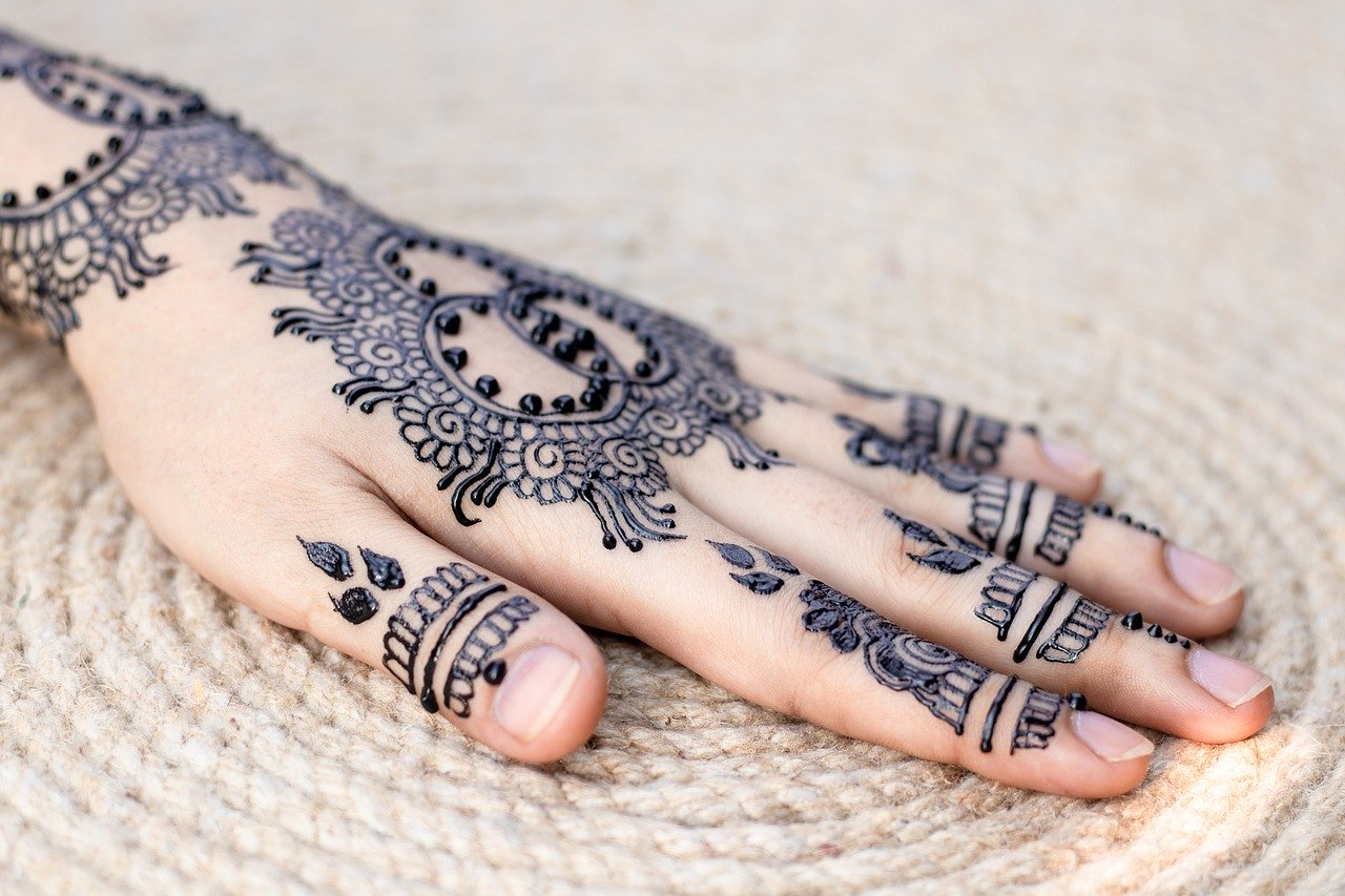 henna tattoo on woman’s hand