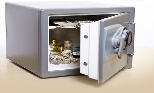 Safe Deposit Box or Home Safe Where Should You Store Your Jewellery