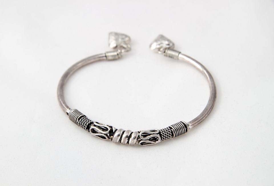 Why Should You Opt for a Silver Bracelet