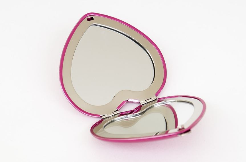 a small foldable mirror for travel