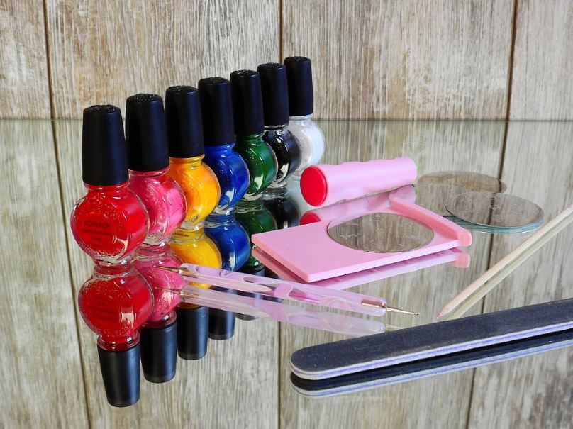 nail kit, different colored polish