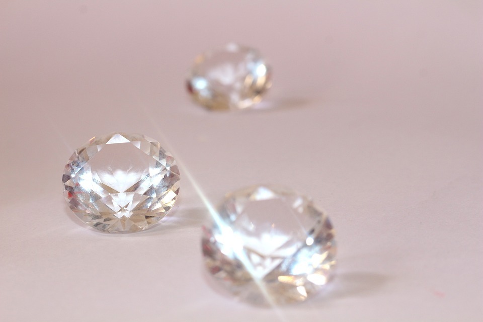 The Rich Golden Diamonds Brilliant Diamond Ring